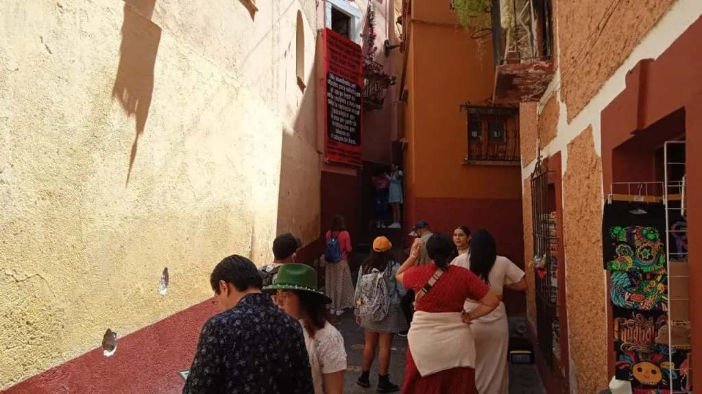 Conflicto por fotos en Callejón del Beso escala: arrestan a 2 y Fiscalización interviene