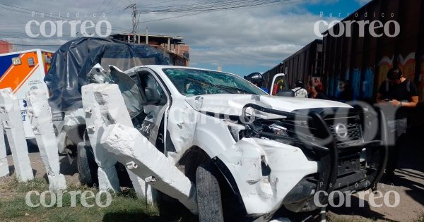 Camioneta de seguridad privada es embestida por el tren en Silao; hay un herido