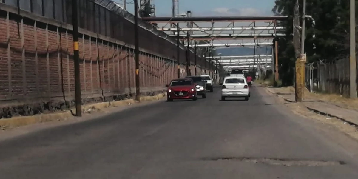 Un enorme bache amenaza a los vecinos de la calle José Vasconcelos en Salamanca