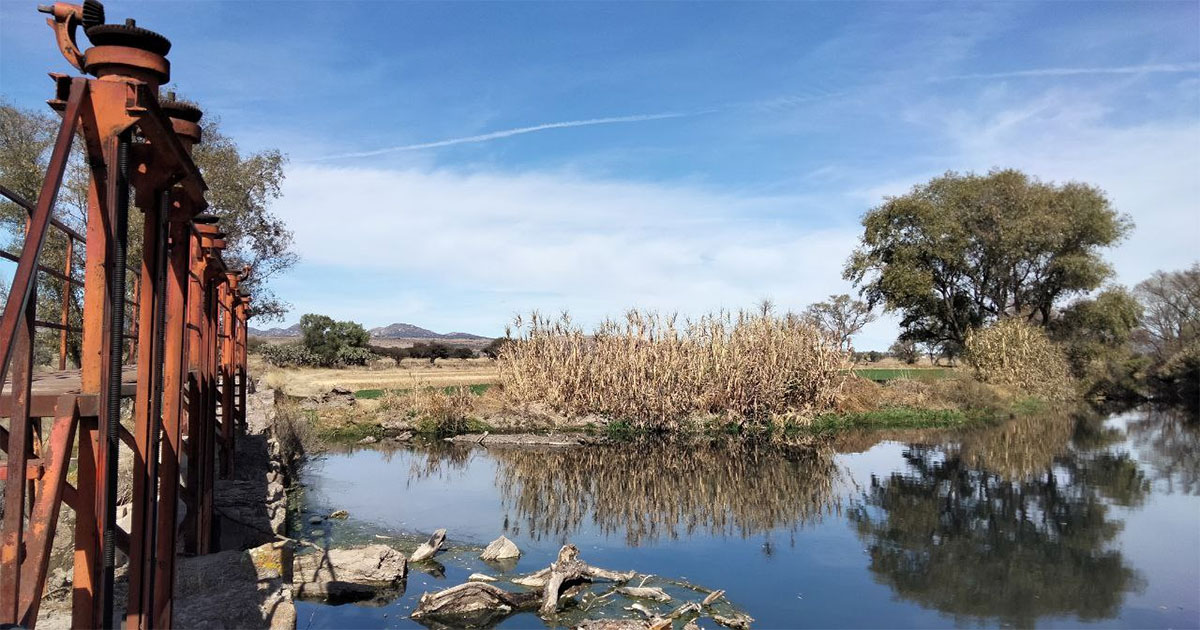 Por un “mal diseño”, se estancan aguas negras en cascada de Ocampo