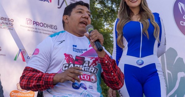 ‘Chucho’ Hernández, atleta paralímpico, premia a los ganadores de la ‘Carrera de Correo’