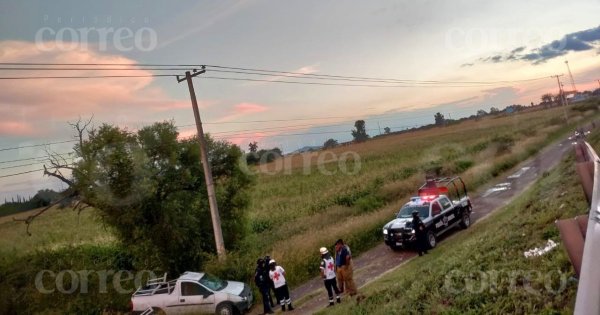 Camioneta se vuelca en la Pénjamo-Abasolo; conductor pierde la vida