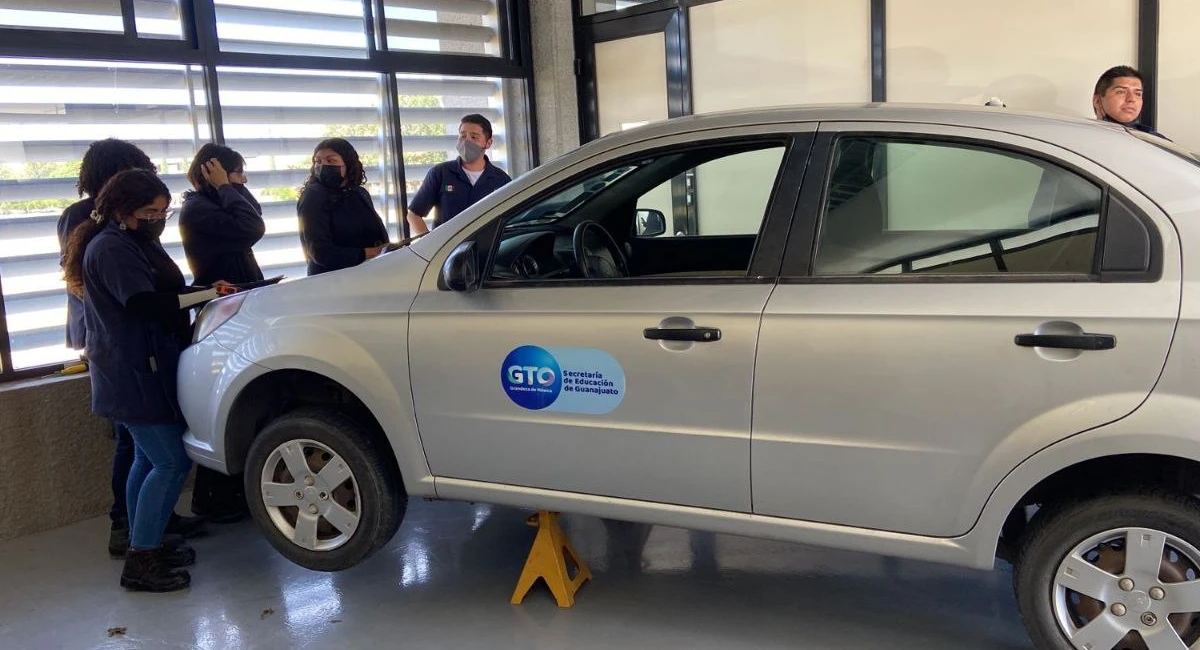 Estudiantes del CECyTE Guanajuato diseñan auto eléctrico