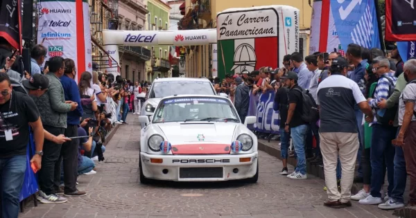 Fanáticos de Guanajuato dan el banderazo de salida a los pilotos de la Carrera Panamericana