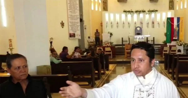 Sacerdote condiciona misa en Irapuato y exige pago de 700 pesos a fotógrafos del templo