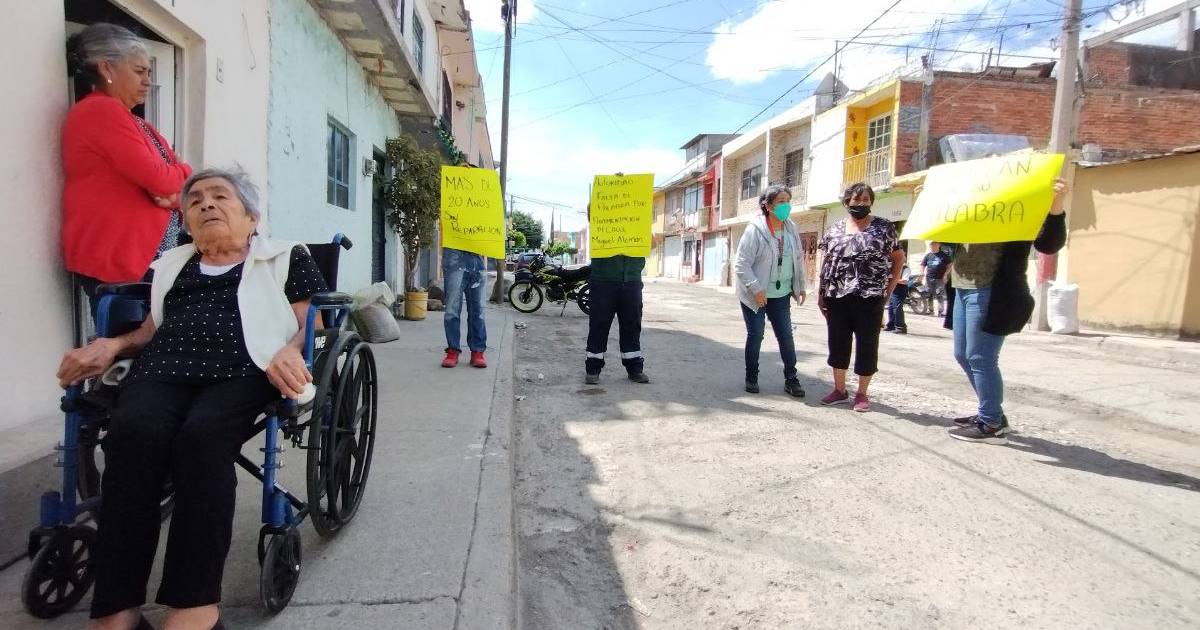 Adultos mayores exigen pavimentar la Miguel Alemán de Irapuato tras 20 años