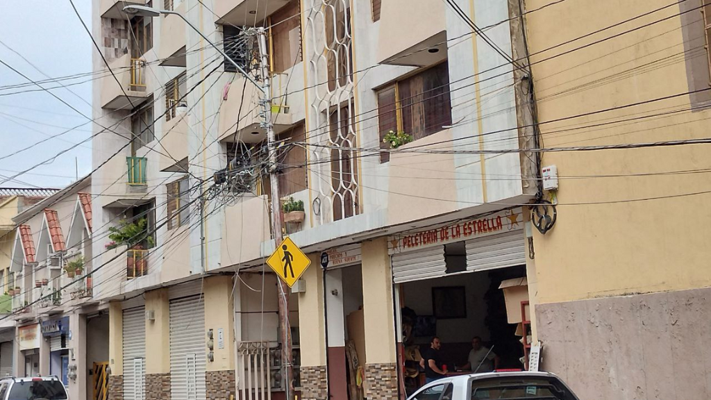 Cables sueltos, la problemática en zona Centro de León