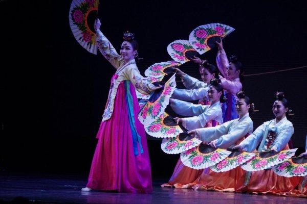 Corea enamora al público con hermosa presentación de danza con abanico en el 50 FIC