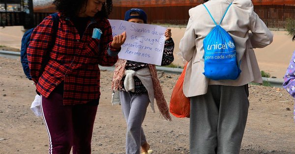 Niños venezolanos separados de sus padres protestan en la frontera México-EU