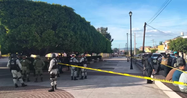 Asesinan a hombre mientras descansaba en el jardín principal de Apaseo el Alto