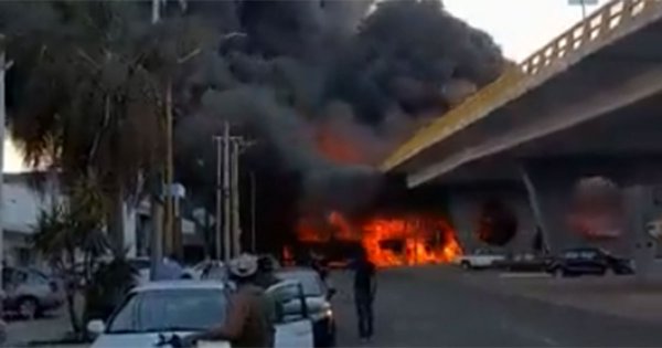 VIDEO:  Tren embiste a pipa de Pemex en Aguascalientes y causa peligroso incendio