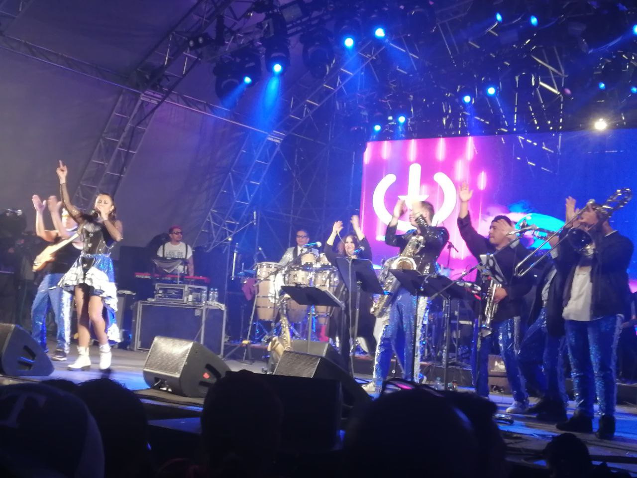 Arman slam al ritmo del ska con animado concierto de Los de Abajo en el FIC 50