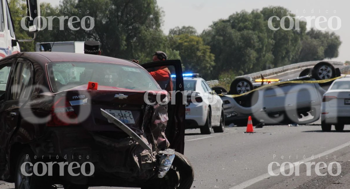 Accidente en la Celaya-Querétaro deja un muerto y daños materiales