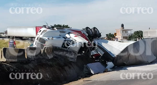 Volcadura en el trébol de la Irapuato-Abasolo deja daños materiales