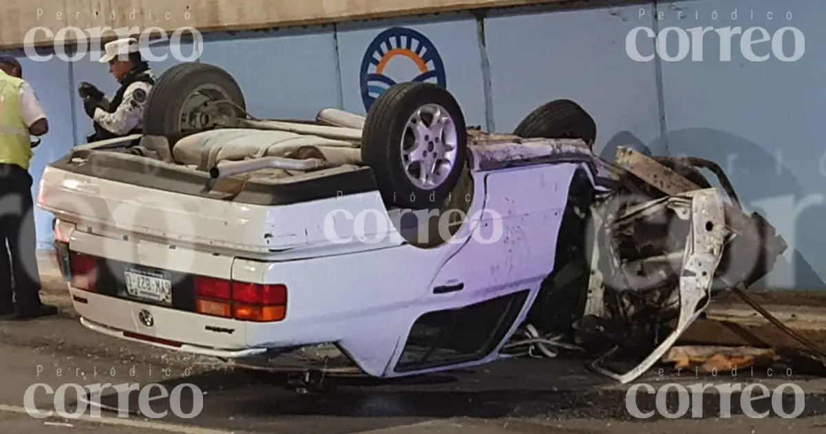 Por exceso de velocidad, vuelca auto en cuarto Cinturón Vial de Irapuato