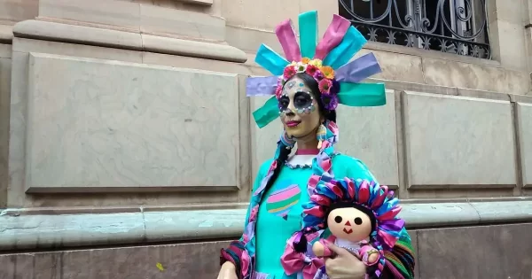 La ‘Catrina de Guanajuato’: mujer encuentra su sueño en el arte urbano