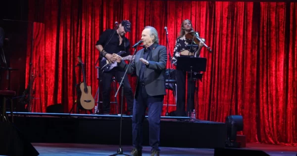 “Esto es una fiesta”: Joan Manuel Serrat enamora a la Alhóndiga con bohemia y encanto