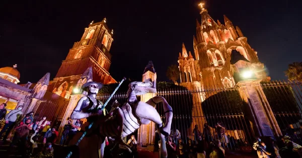 Ofrecen espectáculo visual de Día de muertos en el Jardín Principal de SMA