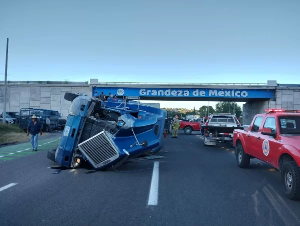 Advierten por peligroso bache en la carretera de Purísima a Jalpa de Cánovas