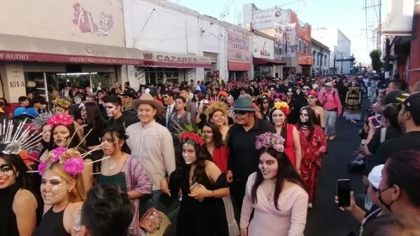 Alumnos de la ENMS de Salamanca celebran el festival ‘Die Mortis’ con marcha de catrinas