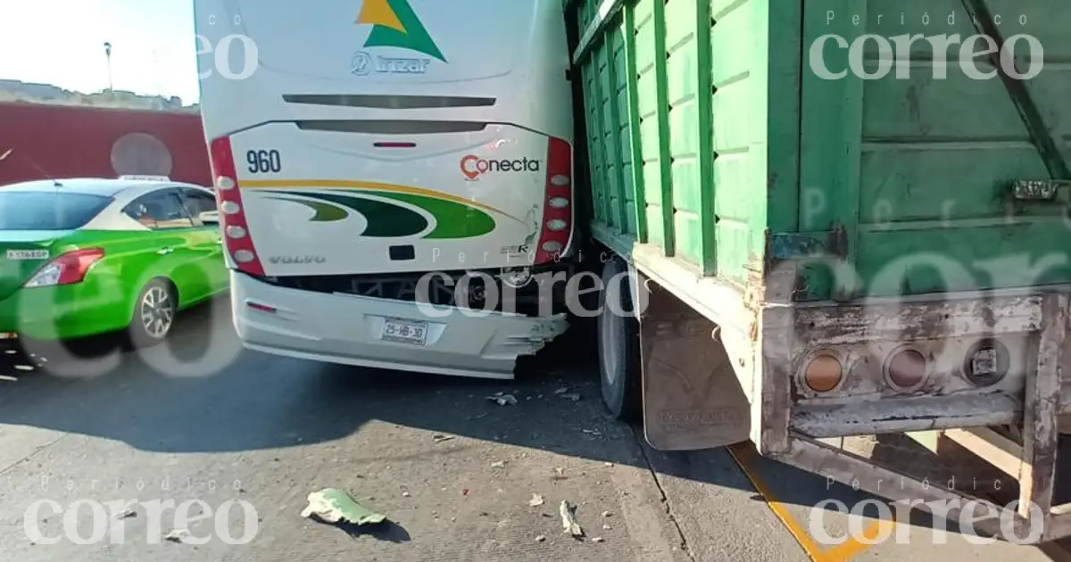 Choca Torton contra camión de pasajeros y camioneta, se queda sin frenos en SMA