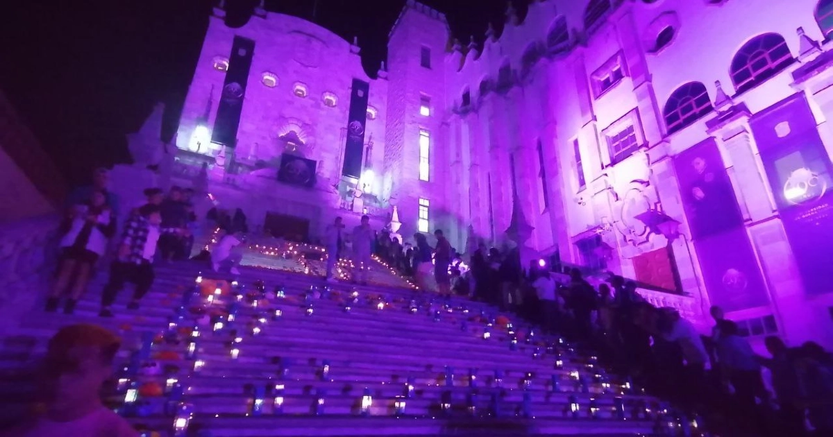 Festival de Día de Muertos de Guanajuato arranca con procesión y altar en escalinatas UG