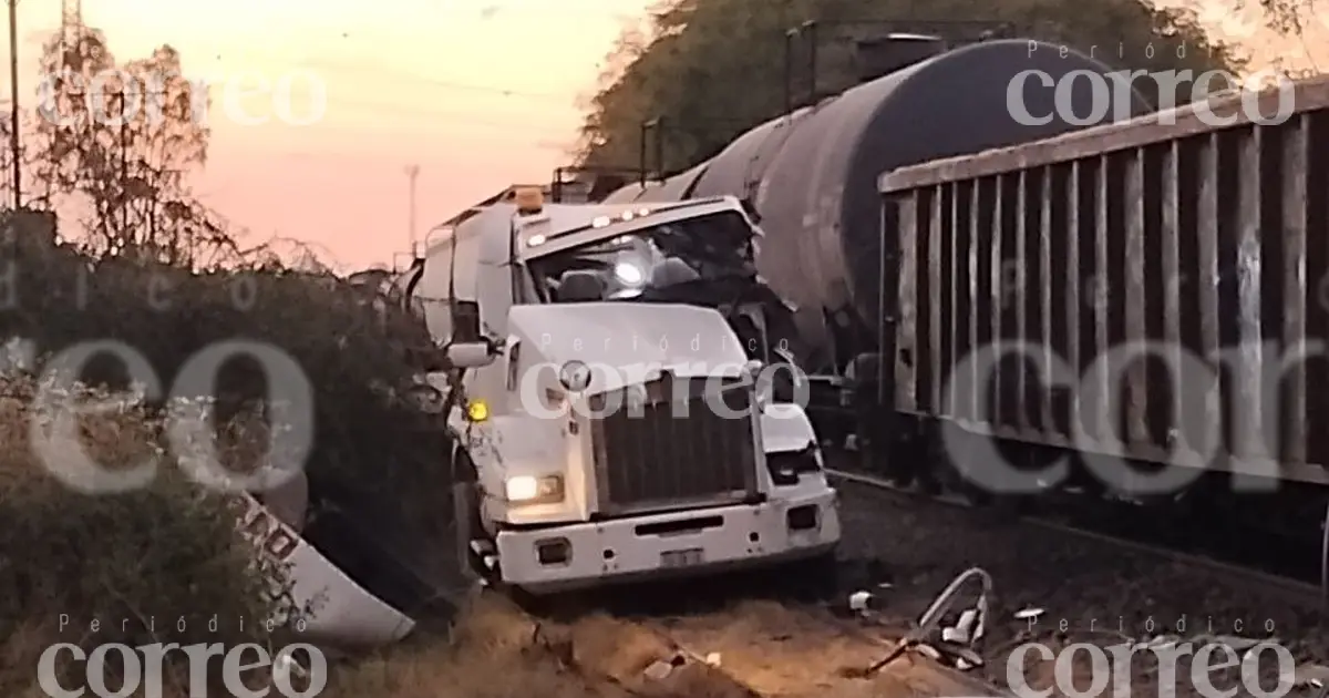 Tráiler intenta ganarle paso al tren y lo arrastra por 10 metros en Celaya