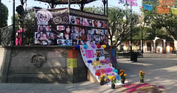 Colectivo ‘Salmantinos Unidos’ honra a sus familiares con altar en Jardín Principal