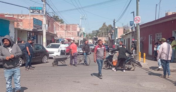 Comerciantes de Irapuato hacen bloqueo para exigir espacio de venta en Panteón