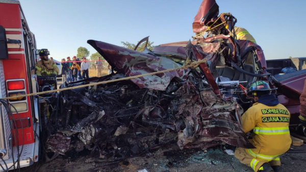 Dos menores muertos deja choque de camión turístico y camioneta en la Guanajuato-Juventino