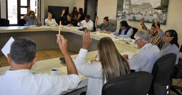 Ayuntamiento de Yuriria reduce aguinaldos de funcionarios municipales