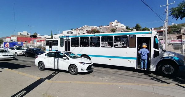 Camiones y autos ‘bloquean’ parada de autobús frente a la UDL en Guanajuato