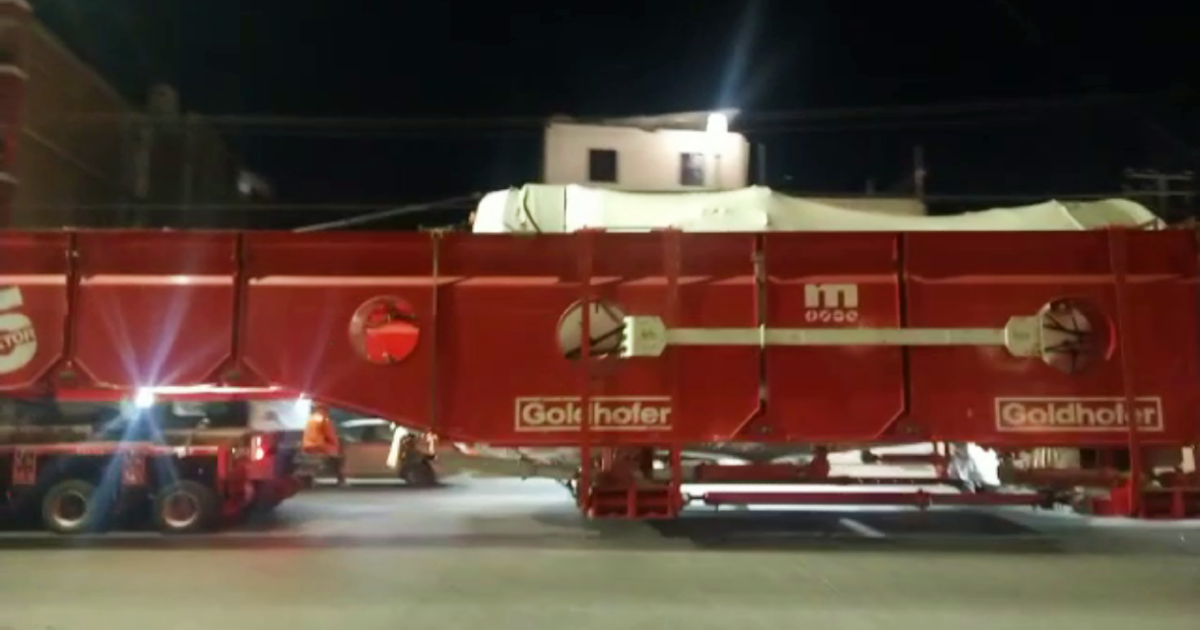 Transporte de enorme turbina por las calles de Irapuato desquicia el tráfico