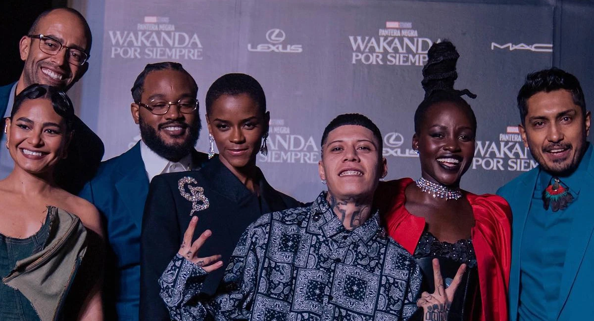 Santa Fe Klan, Tenoch y Lupita Nyong’o roban cámara en premiere de Wakanda Forever