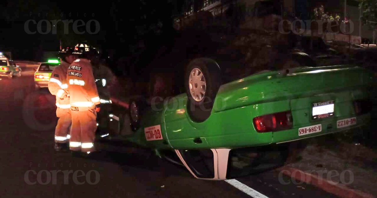 Se vuelca taxi en el bulevar Guanajuato de la capital