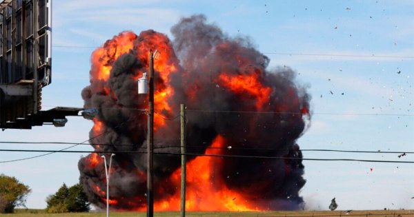 Colisionan dos aviones de la II Guerra Mundial en exhibición en Texas; mueren 6 personas