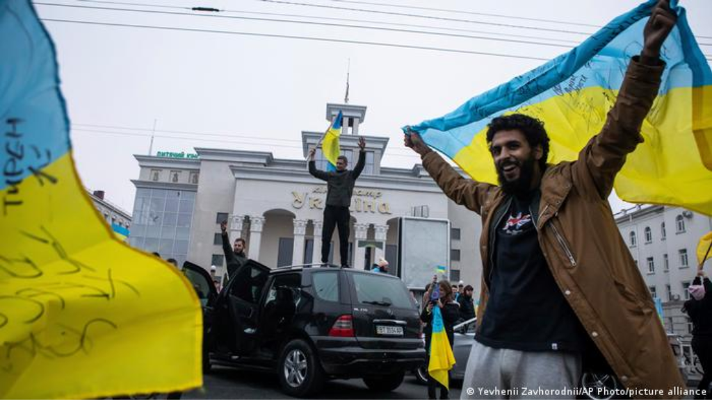 Ucrania levanta su bandera en Jersón, territorio recuperado en la guerra contra Rusia