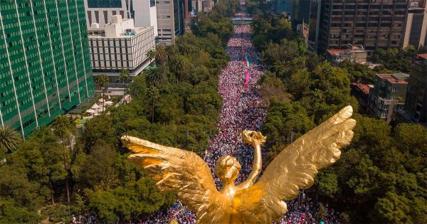 AMLO califica marcha en defensa del INE de “striptease político” de los conservadores