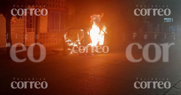 Auto arde en llamas en avenida de Irapuato; incendio pudo ser provocado