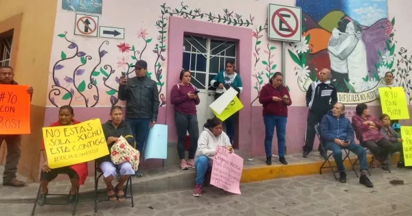 Vuelve a Xichú 50 años después de abandonar a su familia y exige la casa de su hija