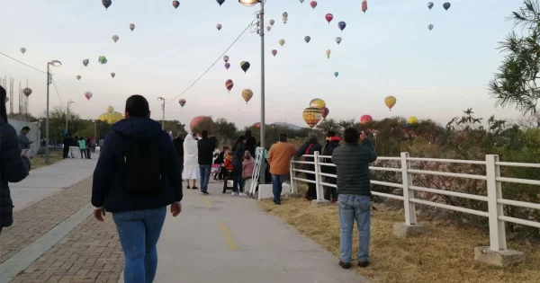 ‘De lejitos’, familias acuden a disfrutar el Festival Internacional del Globo en León