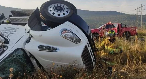 Volcadura en carretera Acámbaro-Tarandacuao deja cuantiosos daños materiales