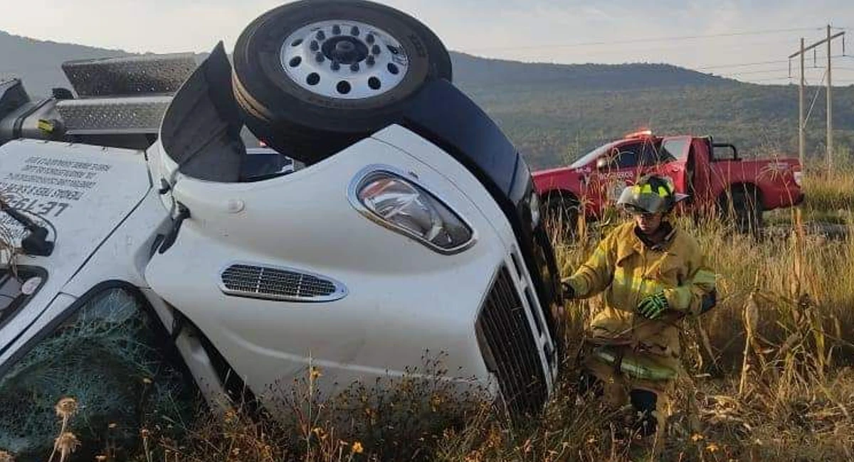 Volcadura en carretera Acámbaro-Tarandacuao deja cuantiosos daños materiales