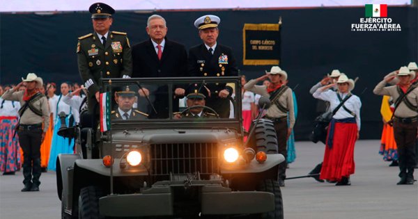 AMLO agradece respaldo de “los pobres” durante desfile de la Revolución mexicana