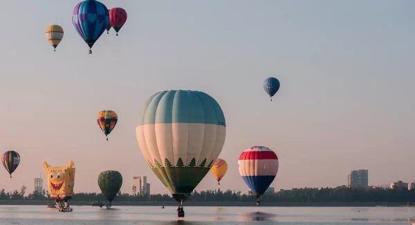 FIG cumple 20 años y llena el cielo leonés de colores y alegría