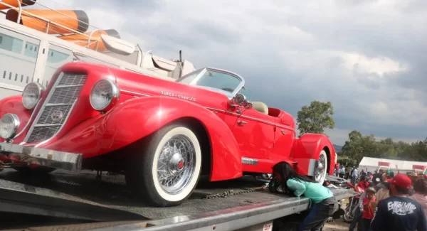 Martín Vaca encabeza exhibición automovilística en Jerécuaro