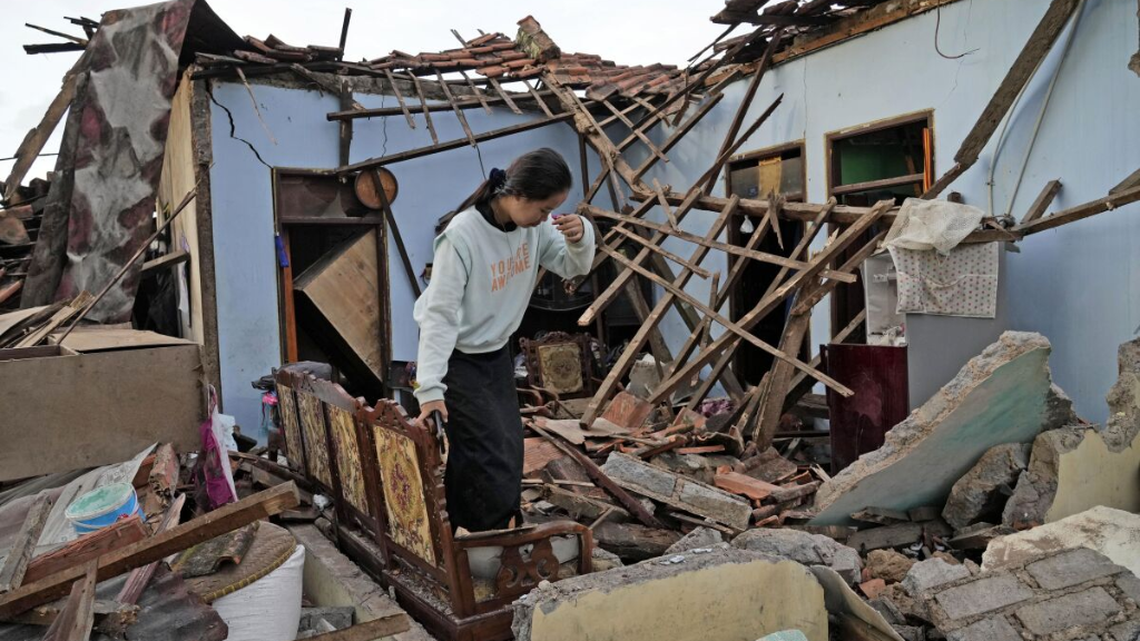 Aumenta a 268 los muertos en Indonesia por terremoto de magnitud 5.6