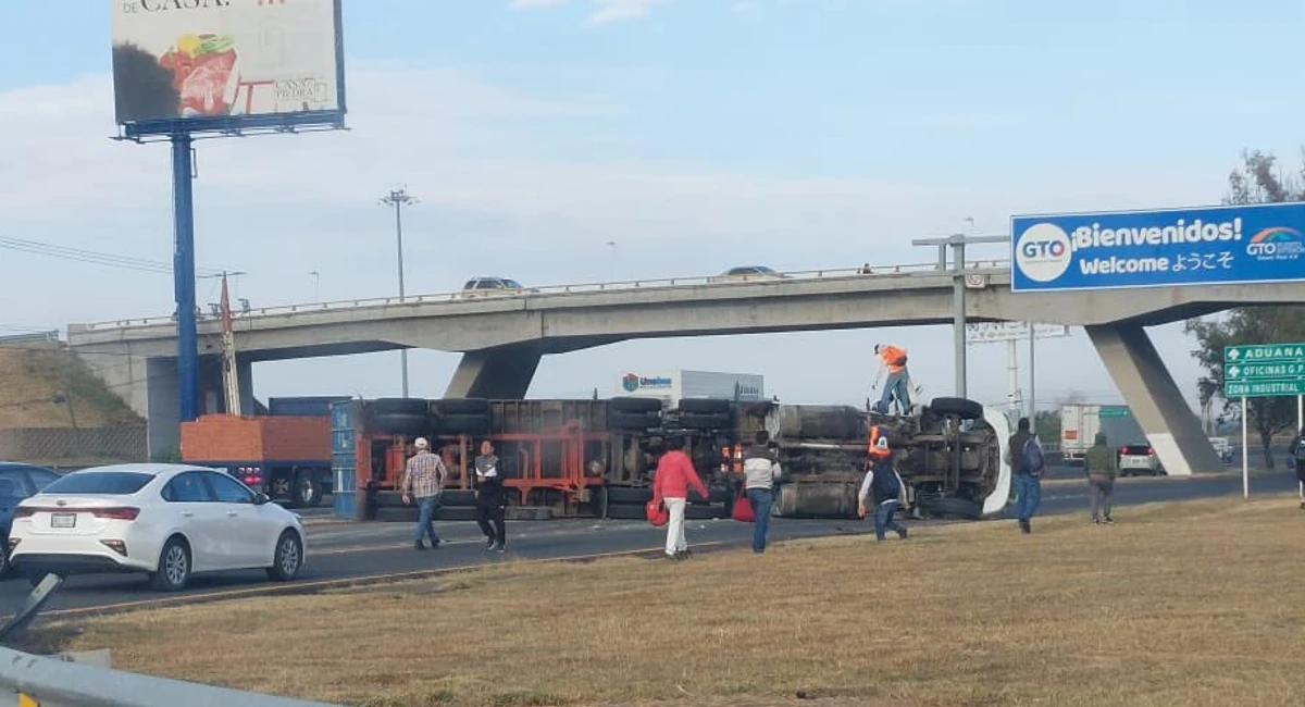 Volcadura de tráiler en la Silao-León causa caos vial