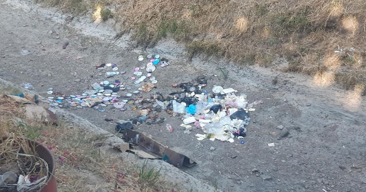 Entre latas y bolsas, convierten al arroyo de Las Liebres en un ‘basurero’ en León