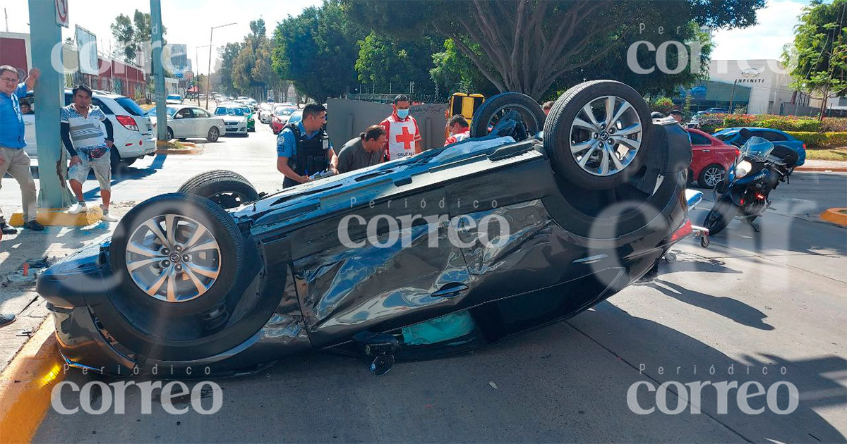 Aparatoso choque desata tráfico en bulevares de León